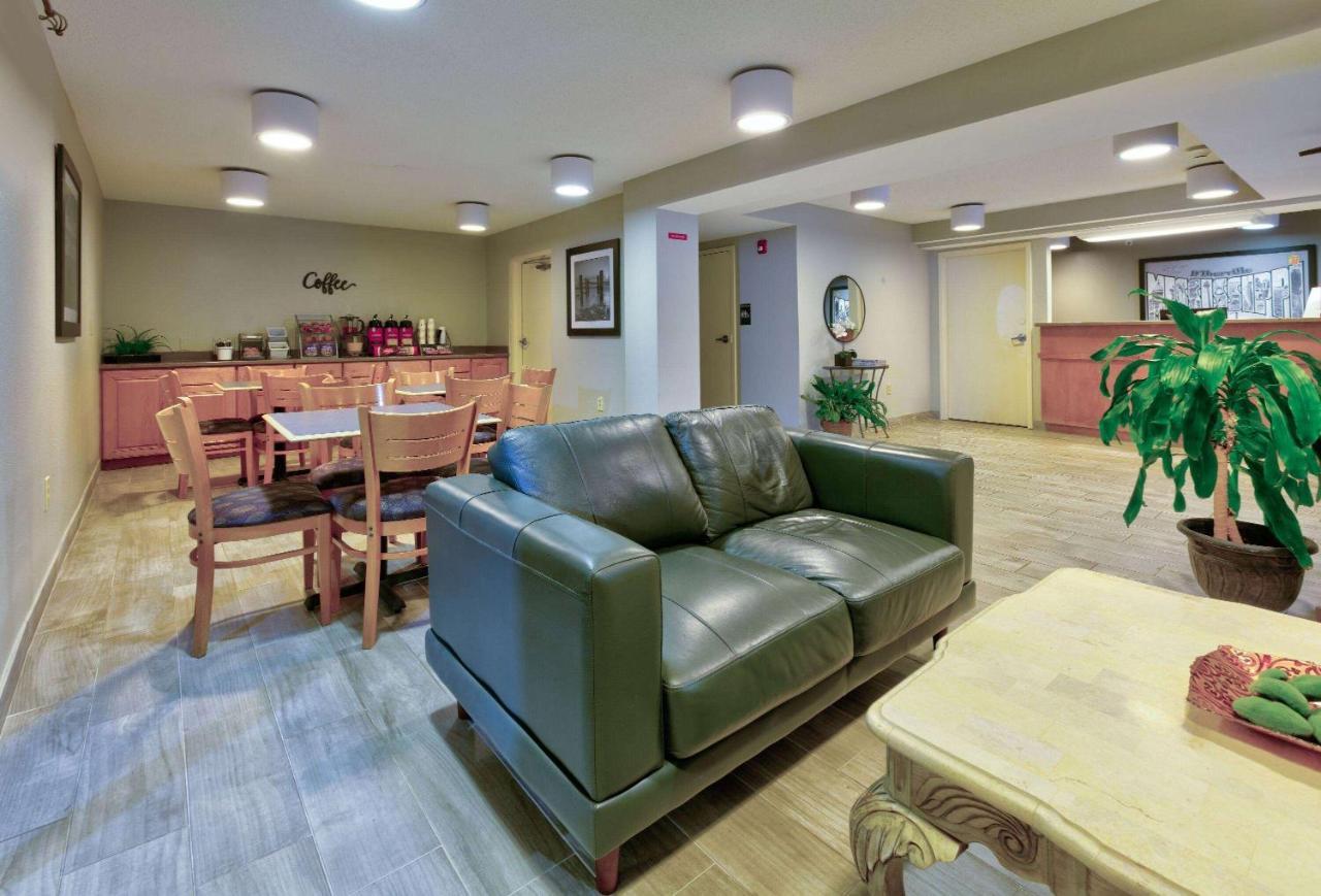 Super 8 By Wyndham Diberville Biloxi Area Екстер'єр фото